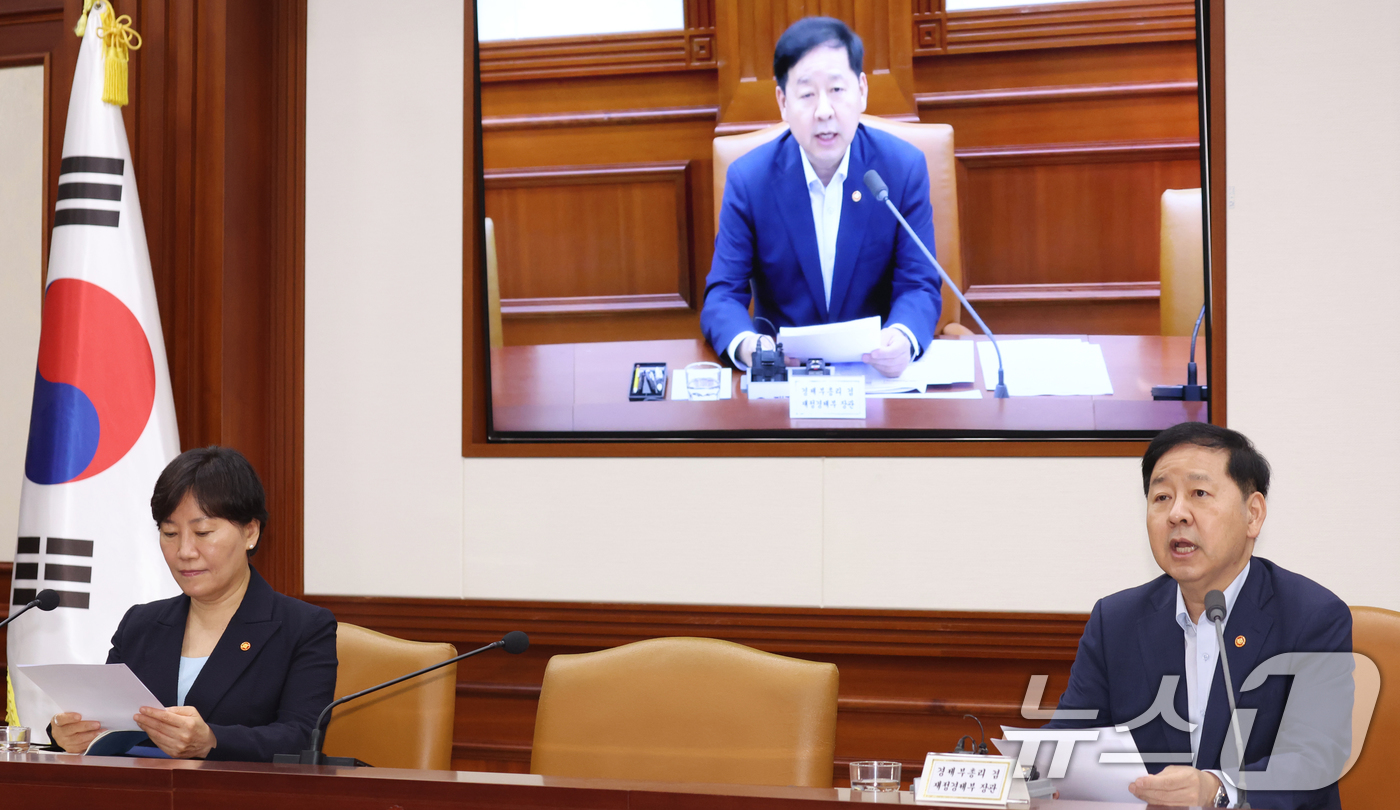 (서울=뉴스1) 김명섭 기자 = 구윤철 경제부총리 겸 재정경제부 장관이 22일 오전 서울 종로구 세종대로 정부서울청사에서 열린 비상경제본부회의 겸 경제산업경쟁력강화 관계장관회의에서 …