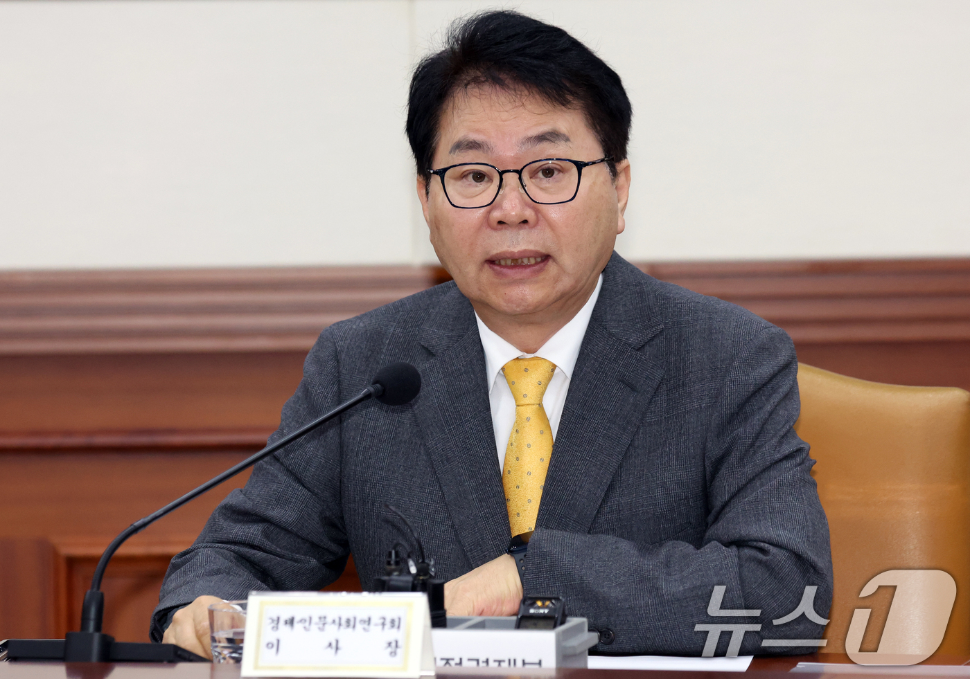 (서울=뉴스1) 김명섭 기자 = 이한주 경제·인문사회연구회 이사장이 22일 오전 서울 종로구 세종대로 정부서울청사에서 열린 비상경제본부회의 겸 경제산업경쟁력강화 관계장관회의에서 발 …