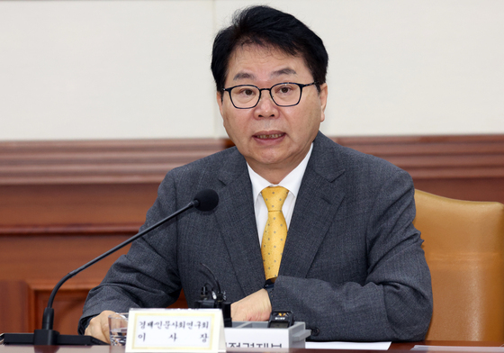 발언하는 이한주 경제·인문사회연구회 이사장