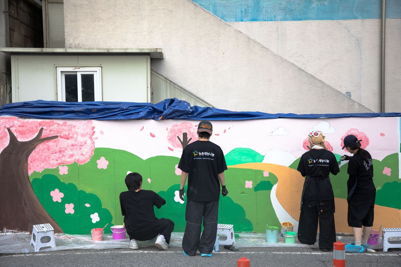 본문 이미지 - SP삼화·서울예술대학교 벽화 봉사활동(SP삼화 제공)