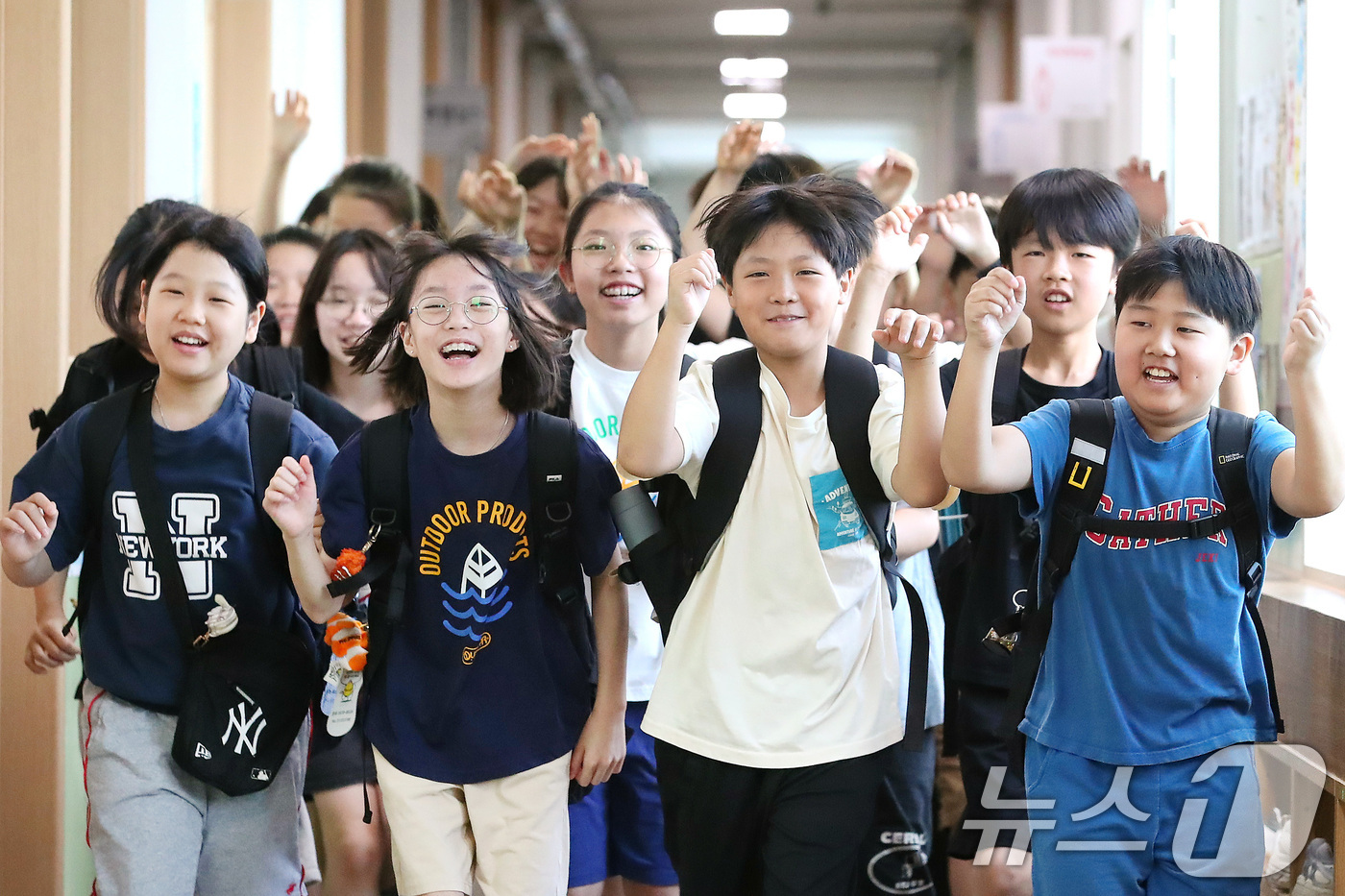 (대구=뉴스1) 공정식 기자 = 대구 지역에 오전부터 폭염이 시작된 22일 서구 내당동 대구경운초등학교에 방학식을 마친 5학년 학생들이 환호성을 지르며 교실을 나서고 있다. 202 …