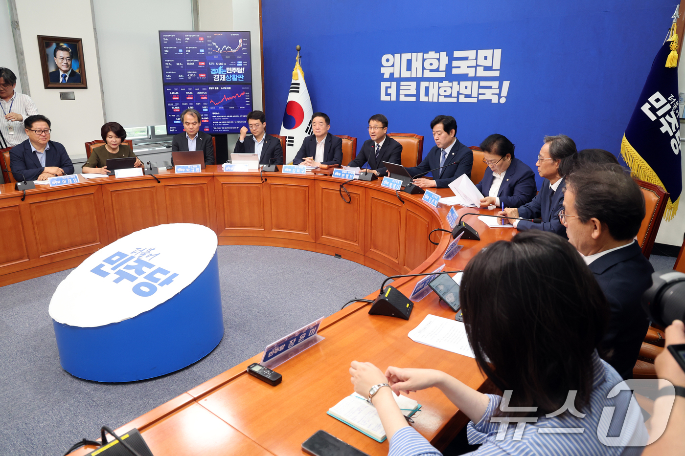 (서울=뉴스1) 황기선 기자 = 한병도 더불어민주당 당대표 직무대행 겸 원내대표가 22일 서울 여의도 국회에서 열린 최고위원회의에서 모두 발언을 하고 있다. 2026.7.22/뉴스 …
