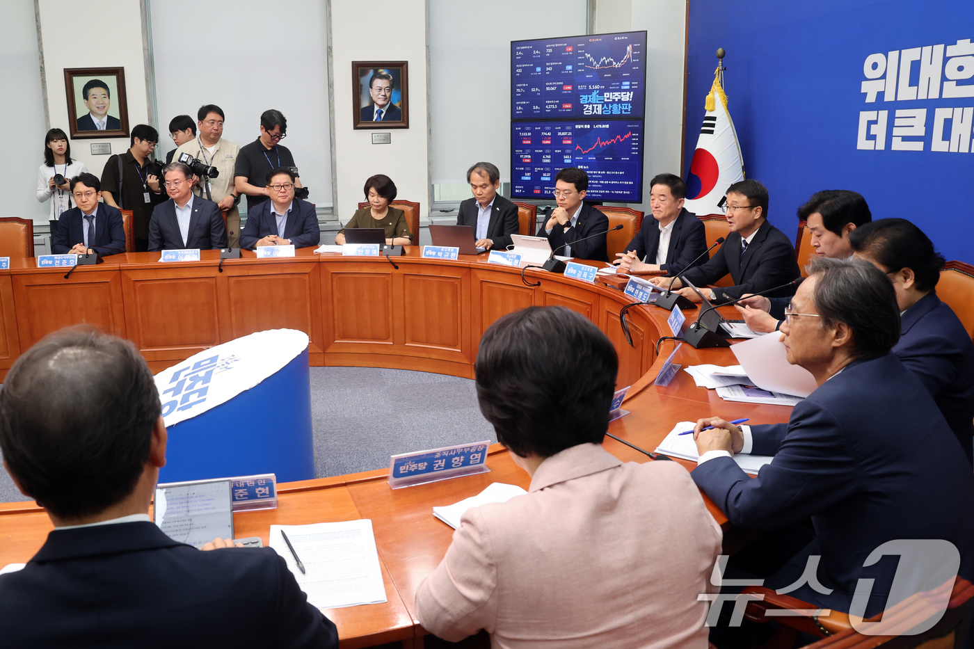 (서울=뉴스1) 황기선 기자 = 한병도 더불어민주당 당대표 직무대행 겸 원내대표가 22일 서울 여의도 국회에서 열린 최고위원회의에서 모두 발언을 하고 있다. 2026.7.22/뉴스 …
