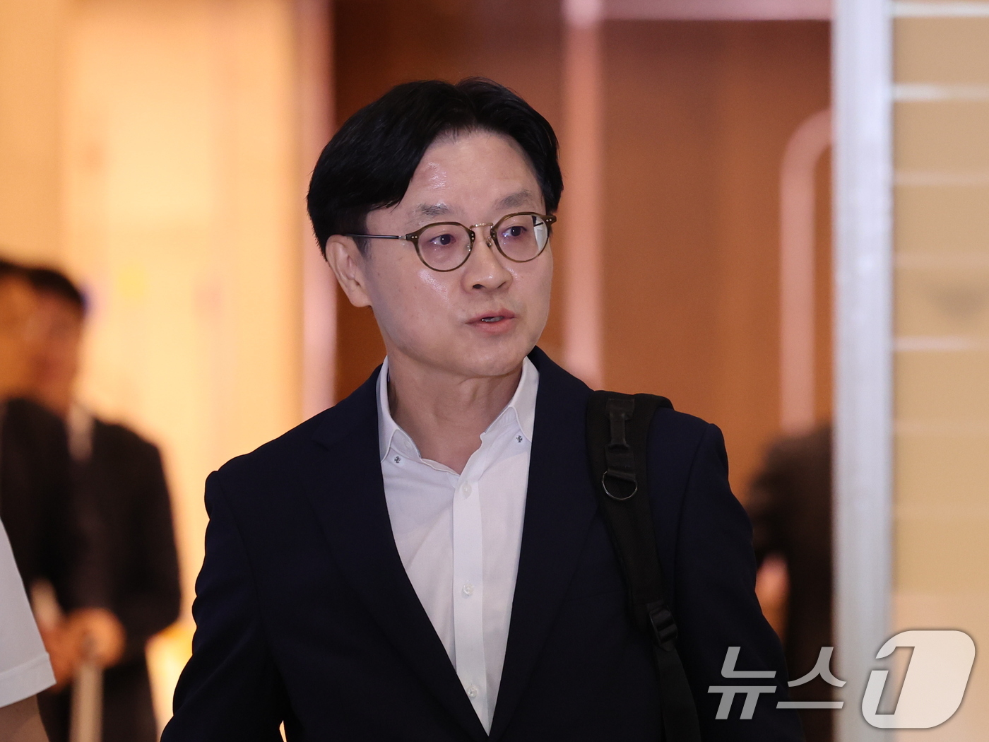 (인천공항=뉴스1) 박지혜 기자 = 김정관 산업통상부 장관이 22일 인천국제공항 제2여객터미널을 통해 미국 워싱턴으로 출국하고 있다.김 장관은 23일(현지시간) 열리는 한미 조선협 …