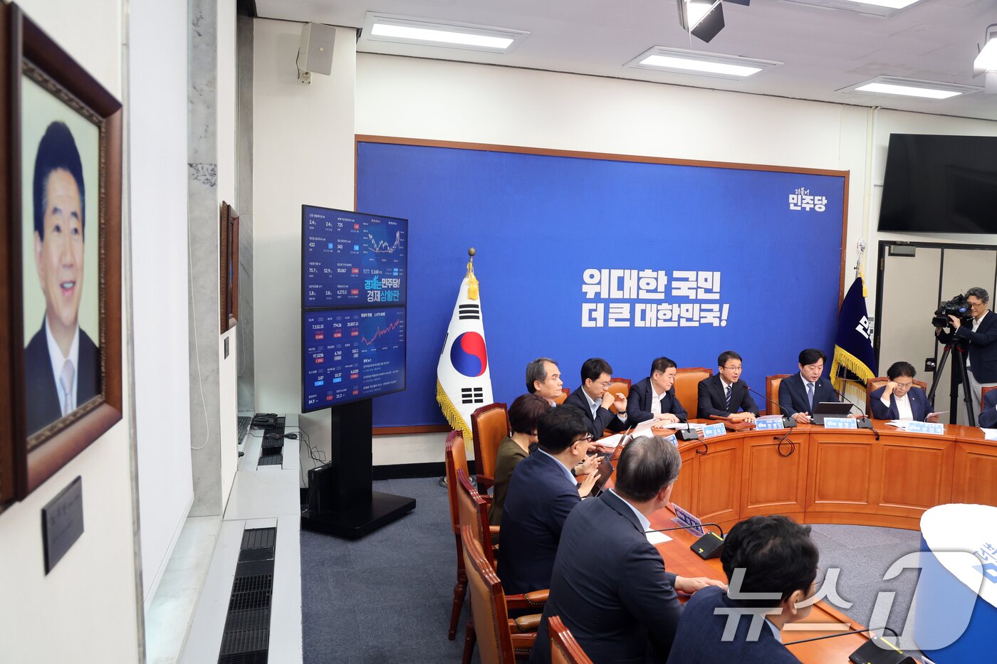 본문 이미지 - 지난 7월 22일 서울 여의도 국회에서 열린 더불어민주당 최고위원회의 회의실에 노무현 전 대통령 사진이 걸려 있는 모습. 2026.7.22 ⓒ 뉴스1 황기선 기자