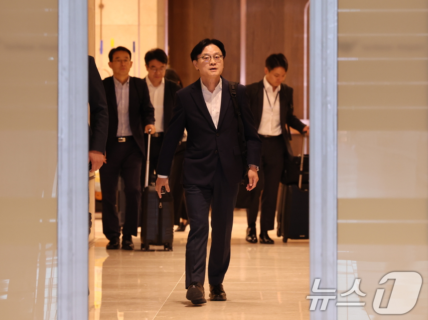 (인천공항=뉴스1) 박지혜 기자 = 김정관 산업통상부 장관이 22일 인천국제공항 제2여객터미널을 통해 미국 워싱턴으로 출국하고 있다.김 장관은 23일(현지시간) 열리는 한미 조선협 …