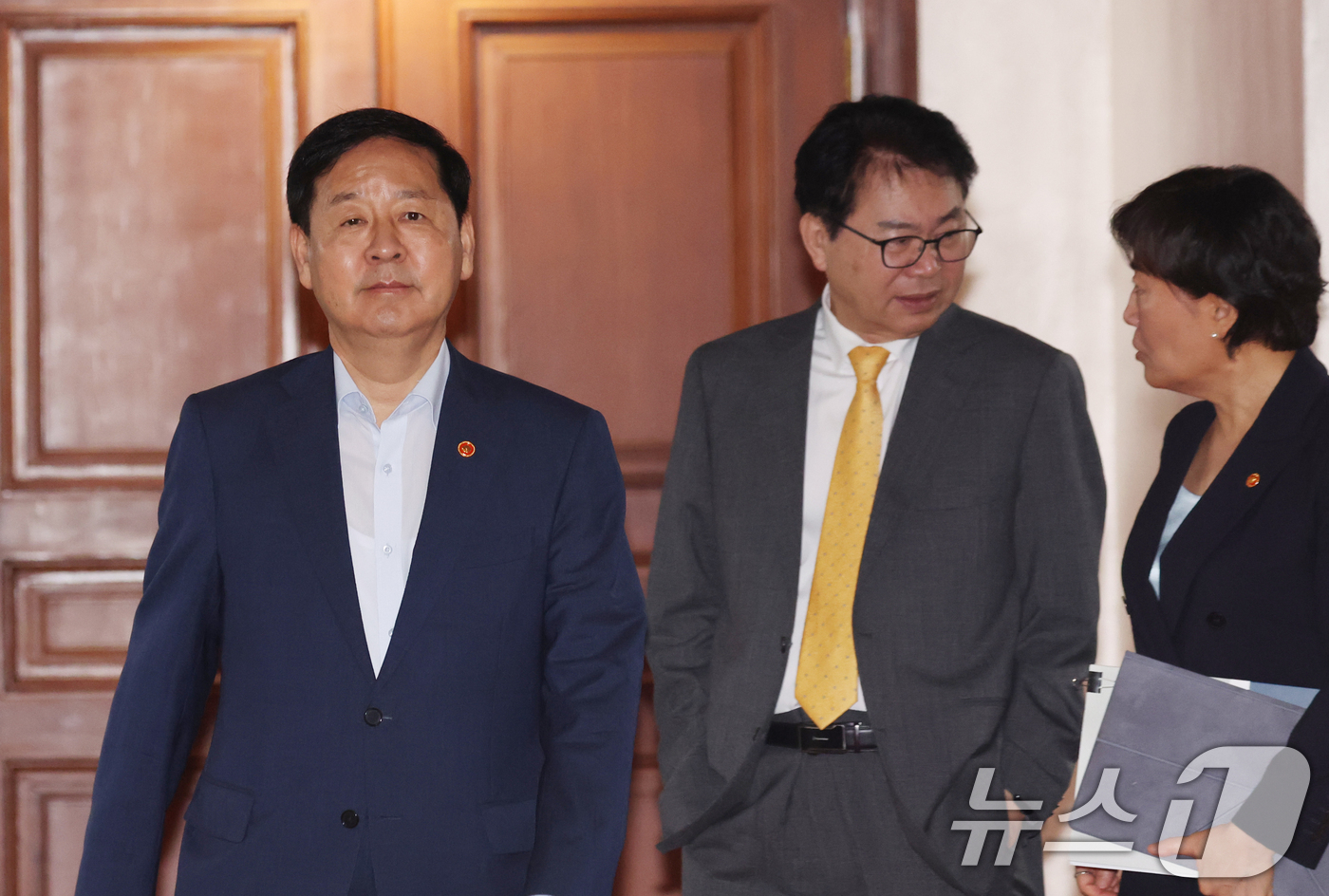 (서울=뉴스1) 김명섭 기자 = 구윤철 경제부총리 겸 재정경제부 장관이 22일 오전 서울 종로구 세종대로 정부서울청사에서 열린 비상경제본부회의 겸 경제산업경쟁력강화 관계장관회의에 …