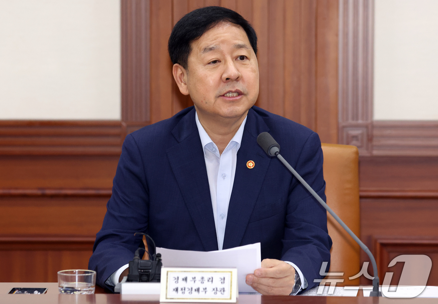 (서울=뉴스1) 김명섭 기자 = 구윤철 경제부총리 겸 재정경제부 장관이 22일 오전 서울 종로구 세종대로 정부서울청사에서 열린 비상경제본부회의 겸 경제산업경쟁력강화 관계장관회의에서 …