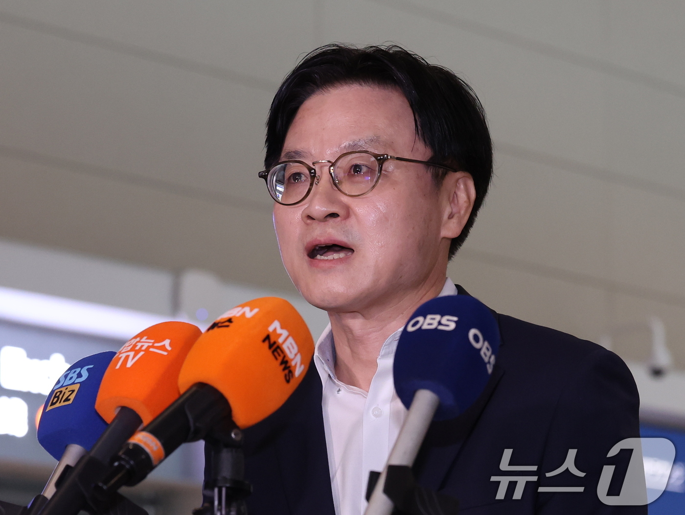 (인천공항=뉴스1) 박지혜 기자 = 김정관 산업통상부 장관이 22일 인천국제공항 제2여객터미널을 통해 미국 워싱턴으로 출국하며 취재진 질문에 답하고 있다.김 장관은 23일(현지시간 …