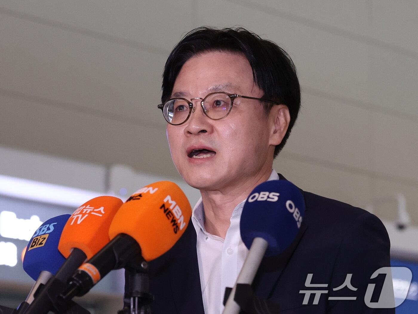 본문 이미지 - 김정관 산업통상부 장관이 22일 인천국제공항 제2여객터미널을 통해 미국 워싱턴으로 출국하며 취재진 질문에 답하고 있다. 김 장관은 23일(현지시간) 열리는 한미 조선협력센터(KUSPC) 개소식에 참석하고, ‘쿠팡 사태’ 등 한미 통상 현안과 대미 투자 프로젝트 후속 조치를 논의할 예정이다. 2026.7.22 ⓒ 뉴스1 박지혜 기자