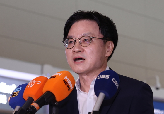 취재진 질문에 답하는 김정관 장관