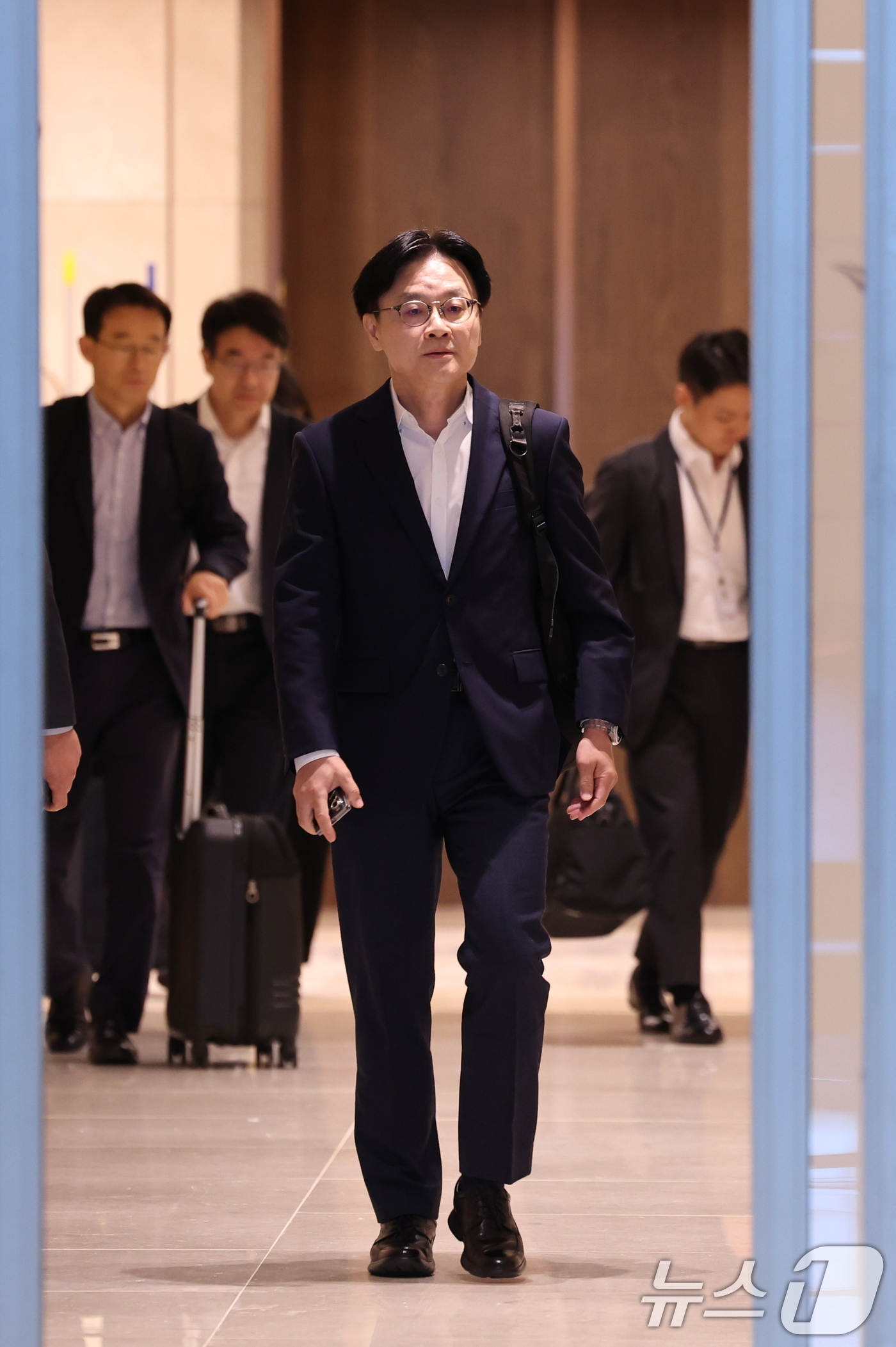 (인천공항=뉴스1) 박지혜 기자 = 김정관 산업통상부 장관이 22일 인천국제공항 제2여객터미널을 통해 미국 워싱턴으로 출국하고 있다.김 장관은 23일(현지시간) 열리는 한미 조선협 …