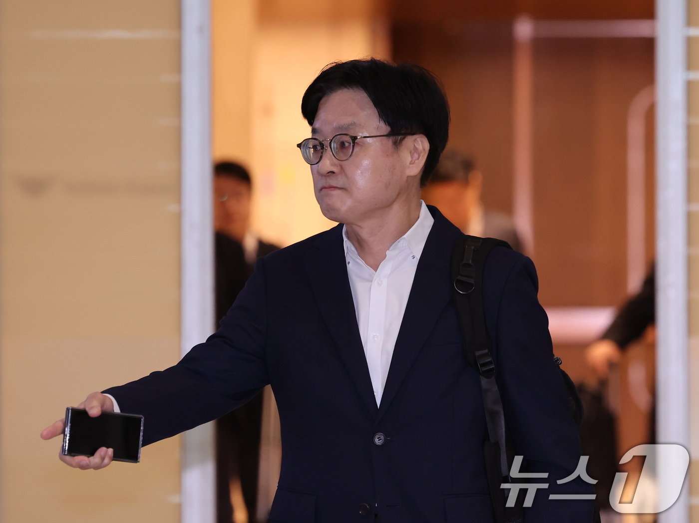 (서울=뉴스1) 박지혜 기자 = 김정관 산업통상부 장관이 22일 인천국제공항 제2여객터미널을 통해 미국 워싱턴으로 출국하고 있다.김 장관은 23일(현지시간) 열리는 한미 조선협력센 …