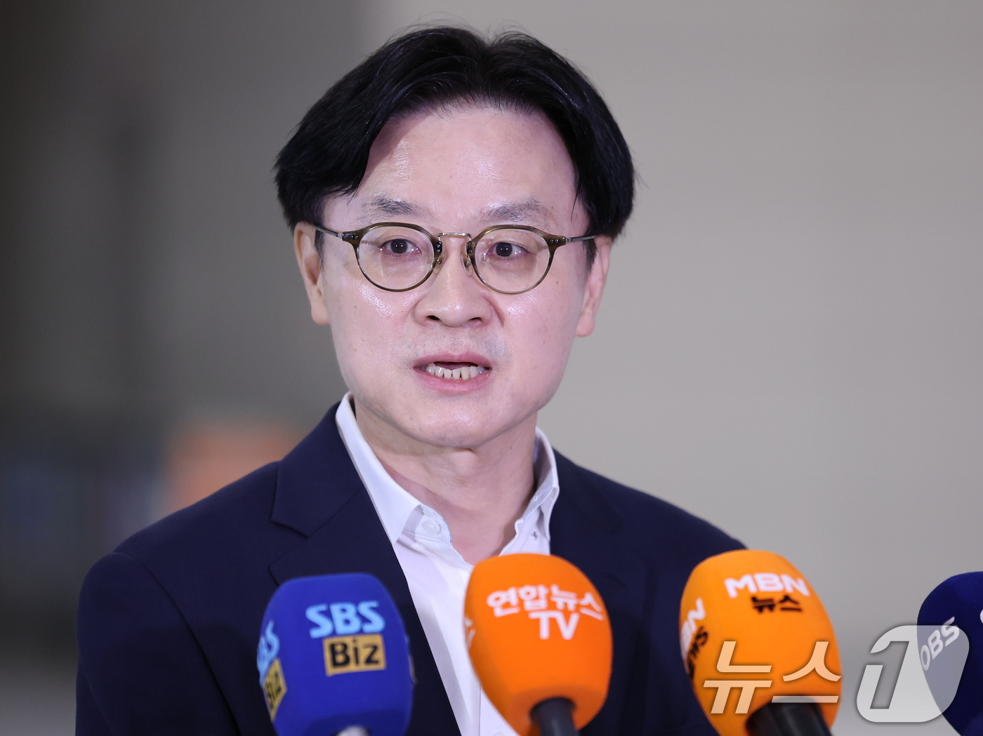 (인천공항=뉴스1) 박지혜 기자 = 김정관 산업통상부 장관이 22일 인천국제공항 제2여객터미널을 통해 미국 워싱턴으로 출국하며 취재진 질문에 답하고 있다.김 장관은 23일(현지시간 …