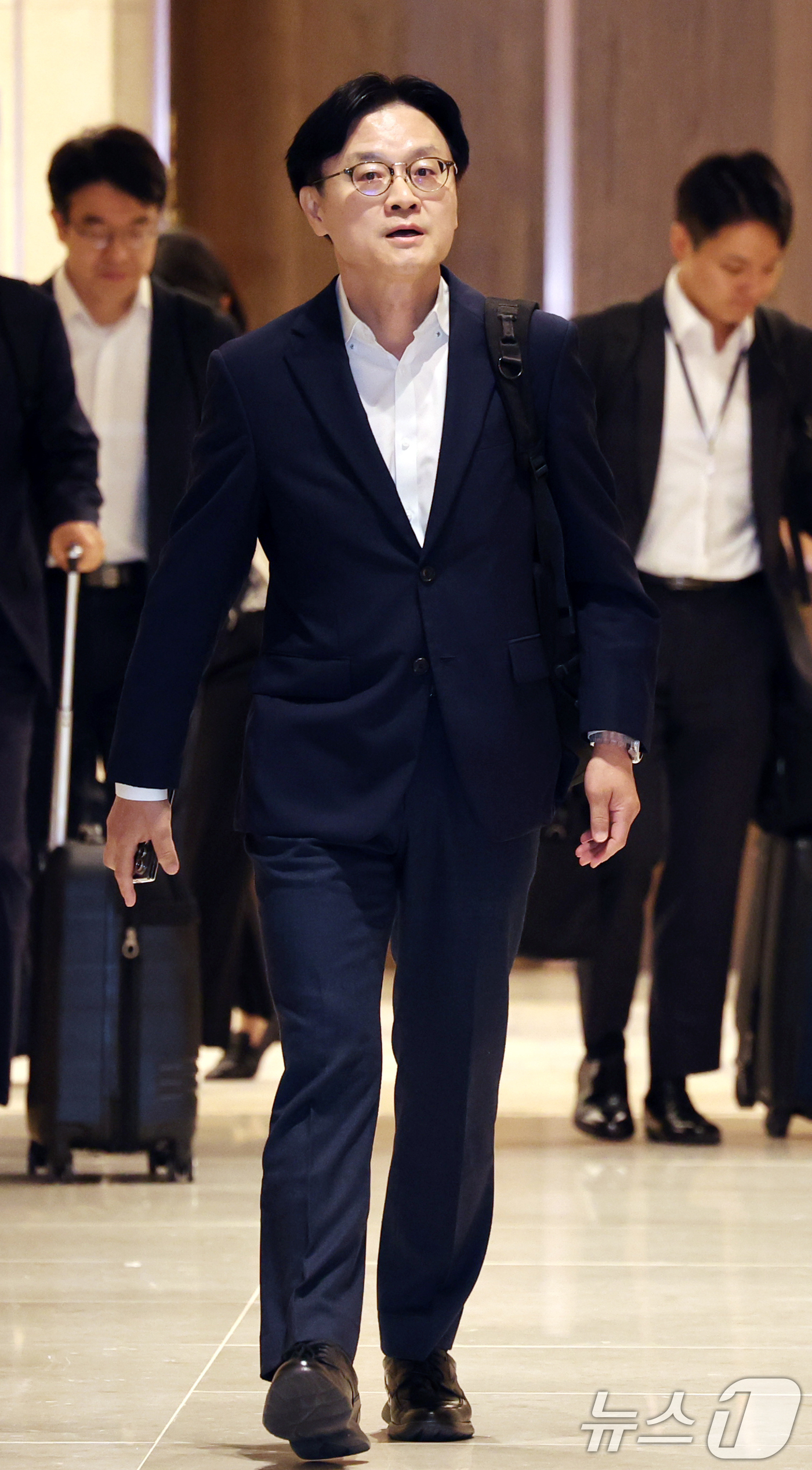 (인천공항=뉴스1) 박지혜 기자 = 김정관 산업통상부 장관이 22일 인천국제공항 제2여객터미널을 통해 미국 워싱턴으로 출국하고 있다.김 장관은 23일(현지시간) 열리는 한미 조선협 …