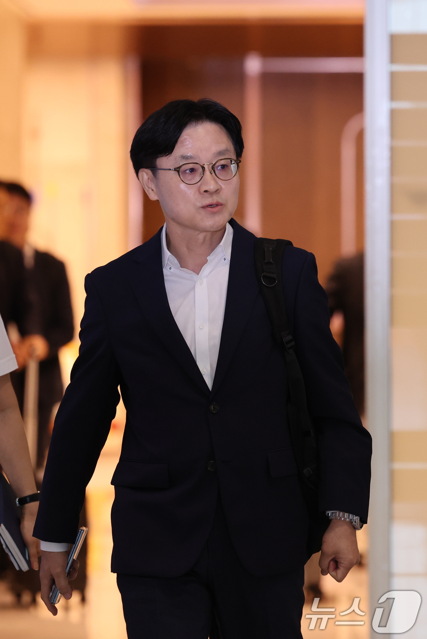 (인천공항=뉴스1) 박지혜 기자 = 김정관 산업통상부 장관이 22일 인천국제공항 제2여객터미널을 통해 미국 워싱턴으로 출국하고 있다.김 장관은 23일(현지시간) 열리는 한미 조선협 …