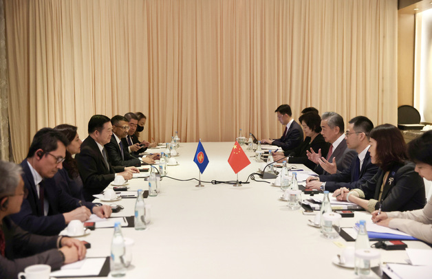 中왕이 "역외세력 남중국해 개입 기회 줘선 안돼"…美日 겨냥