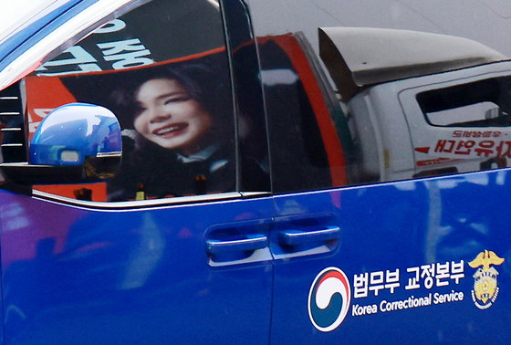 호송차량에 비친 김건희 여사의 사진