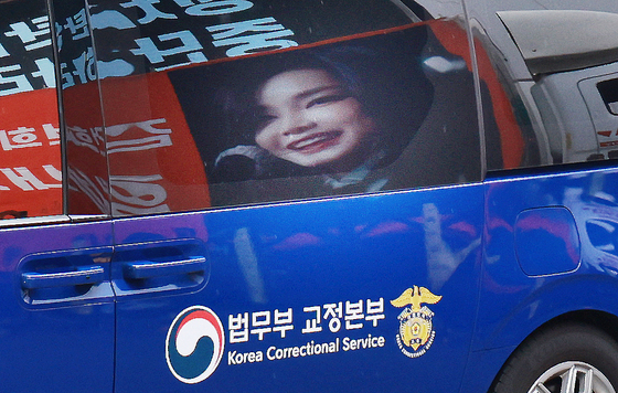 '관저 이전 특혜' 김건희, 특검 진술 거부…변호인단 "혐의 부인"
