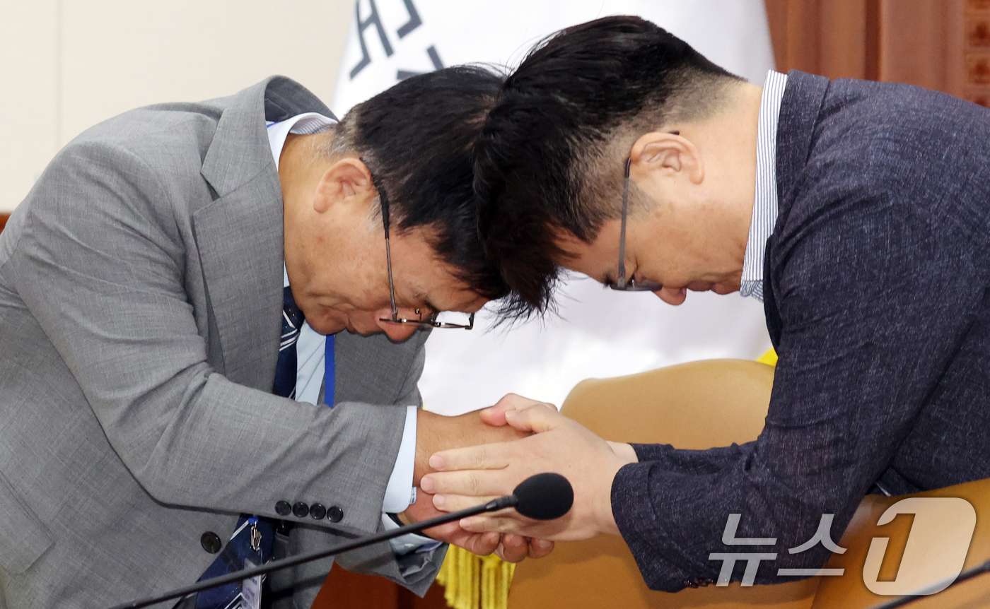 (서울=뉴스1) 김명섭 기자 = 박상진 한국산업은행 회장과 문신학 산업통상부 차관이 22일 오전 서울 종로구 세종대로 정부서울청사에서 열린 비상경제본부회의 겸 경제산업경쟁력강화 관 …