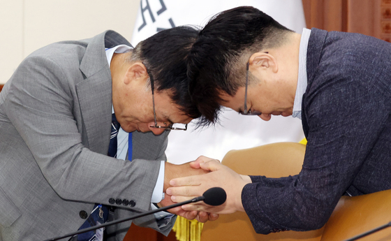 머리숙여 인사하는 박상진 회장과 문신학 차관