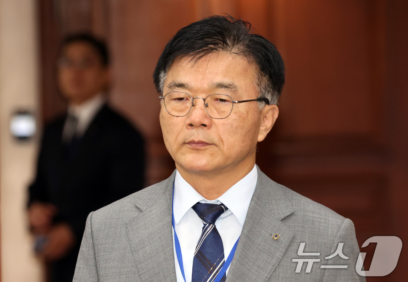 (서울=뉴스1) 김명섭 기자 = 박상진 한국산업은행 회장이 22일 오전 서울 종로구 세종대로 정부서울청사에서 열린 비상경제본부회의 겸 경제산업경쟁력강화 관계장관회의에 참석하고 있다 …