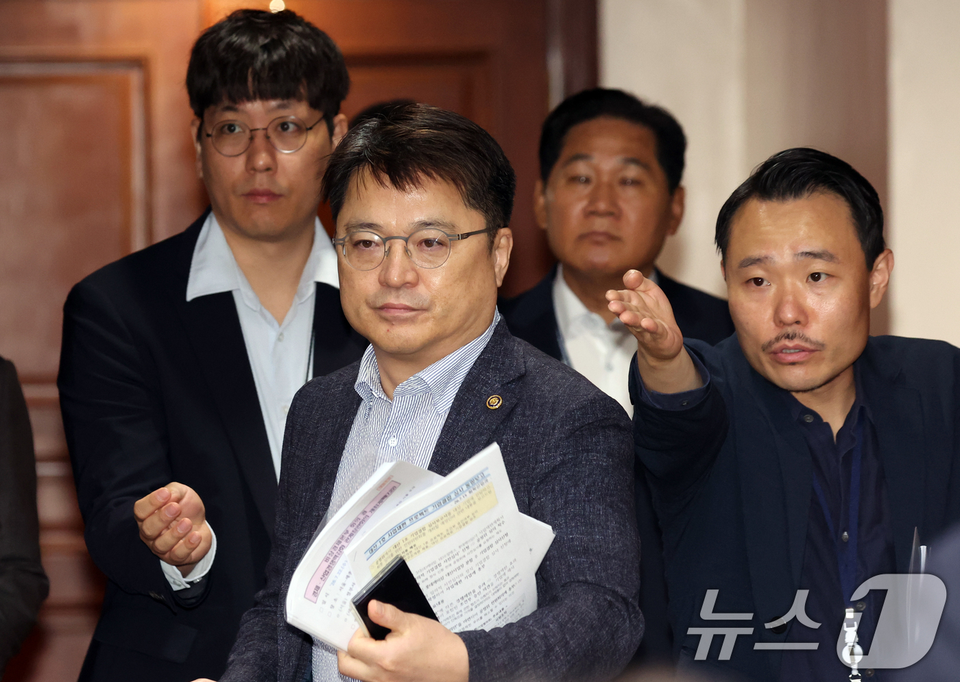 (서울=뉴스1) 김명섭 기자 = 문신학 산업통상부 차관이 22일 오전 서울 종로구 세종대로 정부서울청사에서 열린 비상경제본부회의 겸 경제산업경쟁력강화 관계장관회의에 참석하고 있다. …