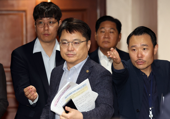 비상경제본부회의 참석하는 문신학 차관