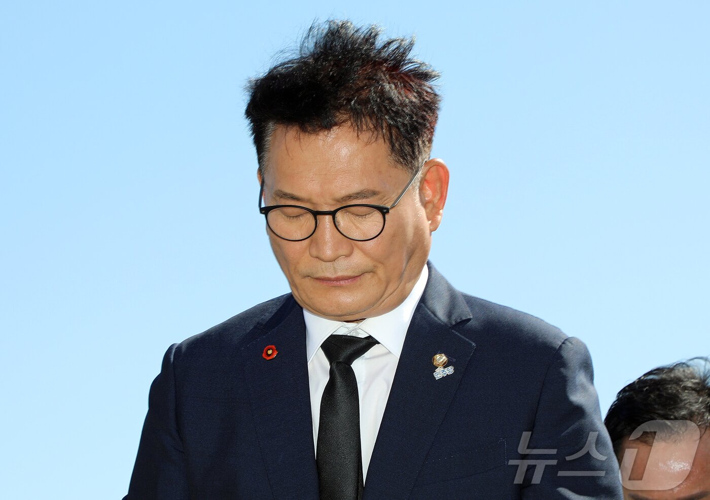 본문 이미지 - 더불어민주당 당 대표 선거에 출마한 송영길 의원이 22일 오전 제주시 봉개동 제주4·3평화공원 위령제단 앞에서 제주4·3 희생자를 기리는 동백꽃 배지를 단 채 묵념하고 있다. 2026.7.22 ⓒ 뉴스1 오미란 기자