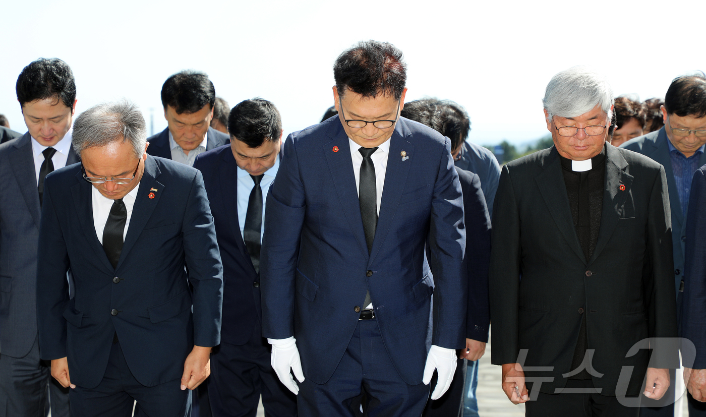 (제주=뉴스1) 오미란 기자 = 더불어민주당 당 대표 선거에 출마한 송영길 의원이 22일 오전 제주시 봉개동 제주4·3평화공원 위령제단 앞에서 묵념하고 있다. 2026.7.22/뉴 …