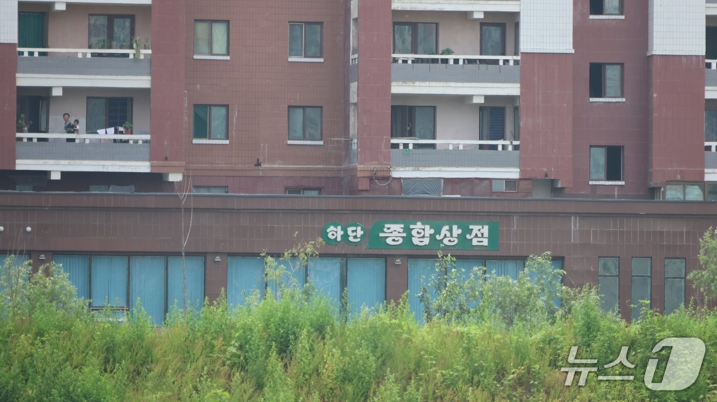 본문 이미지 - 위화도 하단리에 새로 건설된 아파트에 입주한 주민의 모습. (필자 제공)