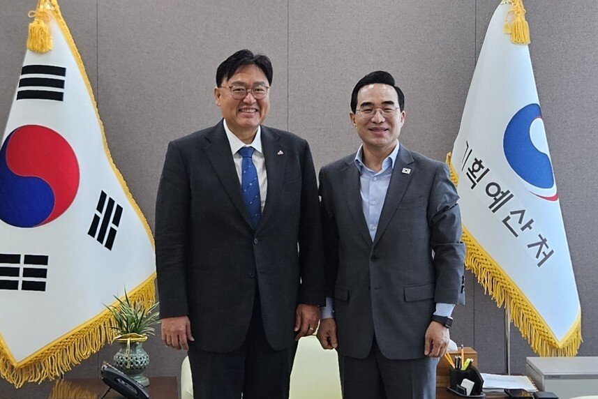 본문 이미지 - 22일 조상호 세종시장(왼쪽)이 박홍근 기획예산처 장관과 면담한 뒤 기념사진을 찍고 있다.(세종시 제공. 재판매 및 DB 금지)