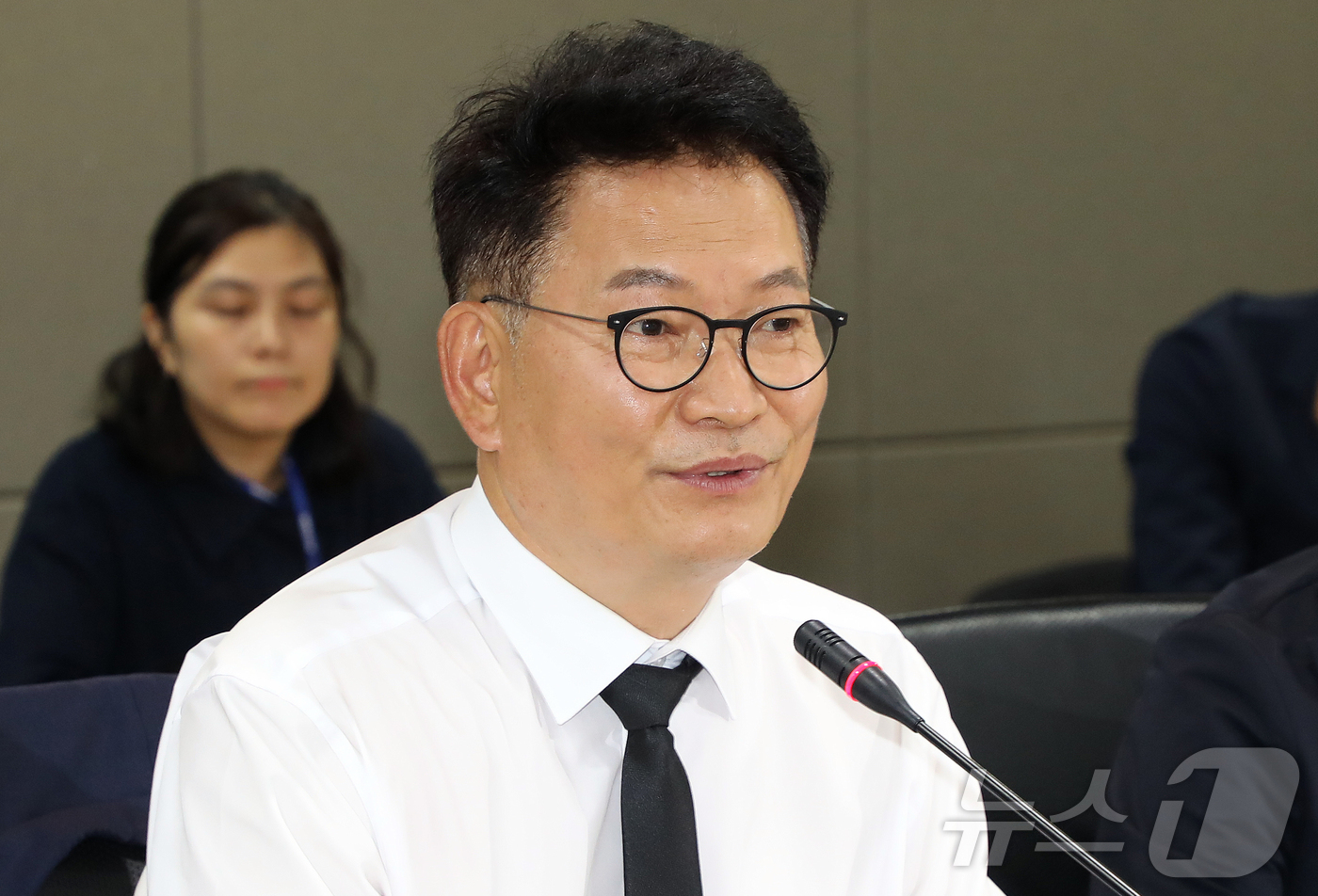 (제주=뉴스1) 오미란 기자 = 더불어민주당 당 대표 선거에 출마한 송영길 의원이 22일 오전 제주시 봉개동 제주4·3평화기념관 대회의실에서 열린 제주4·3희생자유족회와의 간담회에 …
