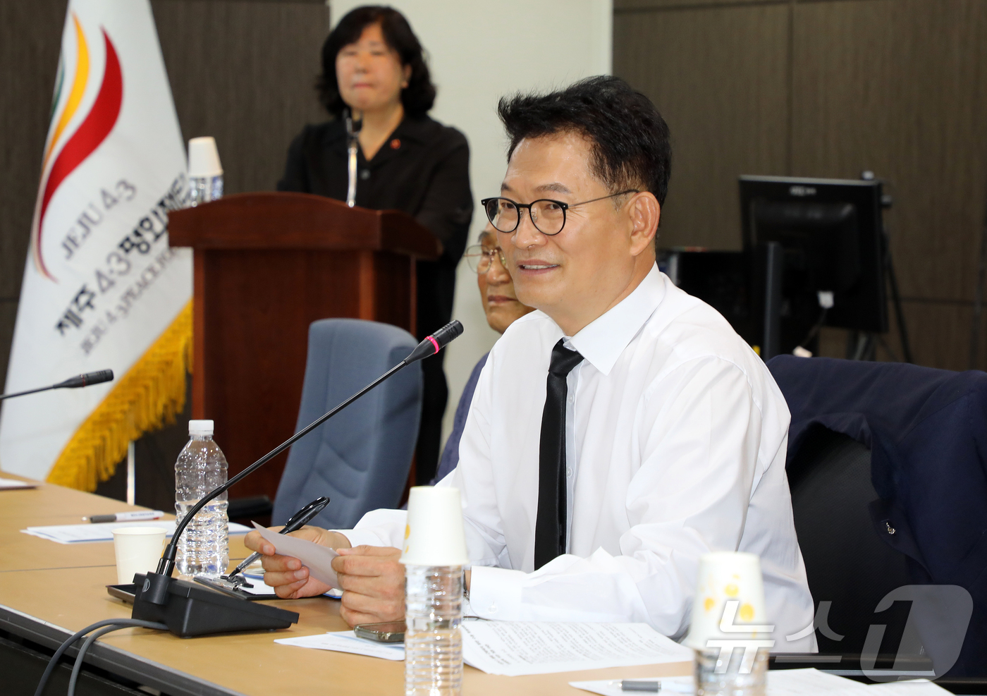(제주=뉴스1) 오미란 기자 = 더불어민주당 당 대표 선거에 출마한 송영길 의원이 22일 오전 제주시 봉개동 제주4·3평화기념관 대회의실에서 열린 제주4·3희생자유족회와의 간담회에 …