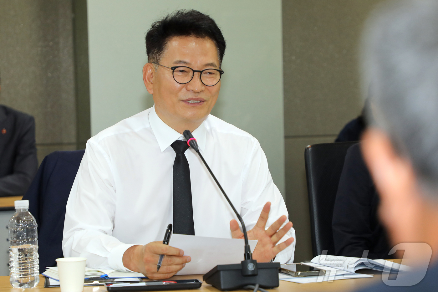 (제주=뉴스1) 오미란 기자 = 더불어민주당 당 대표 선거에 출마한 송영길 의원이 22일 오전 제주시 봉개동 제주4·3평화기념관 대회의실에서 열린 제주4·3희생자유족회와의 간담회에 …