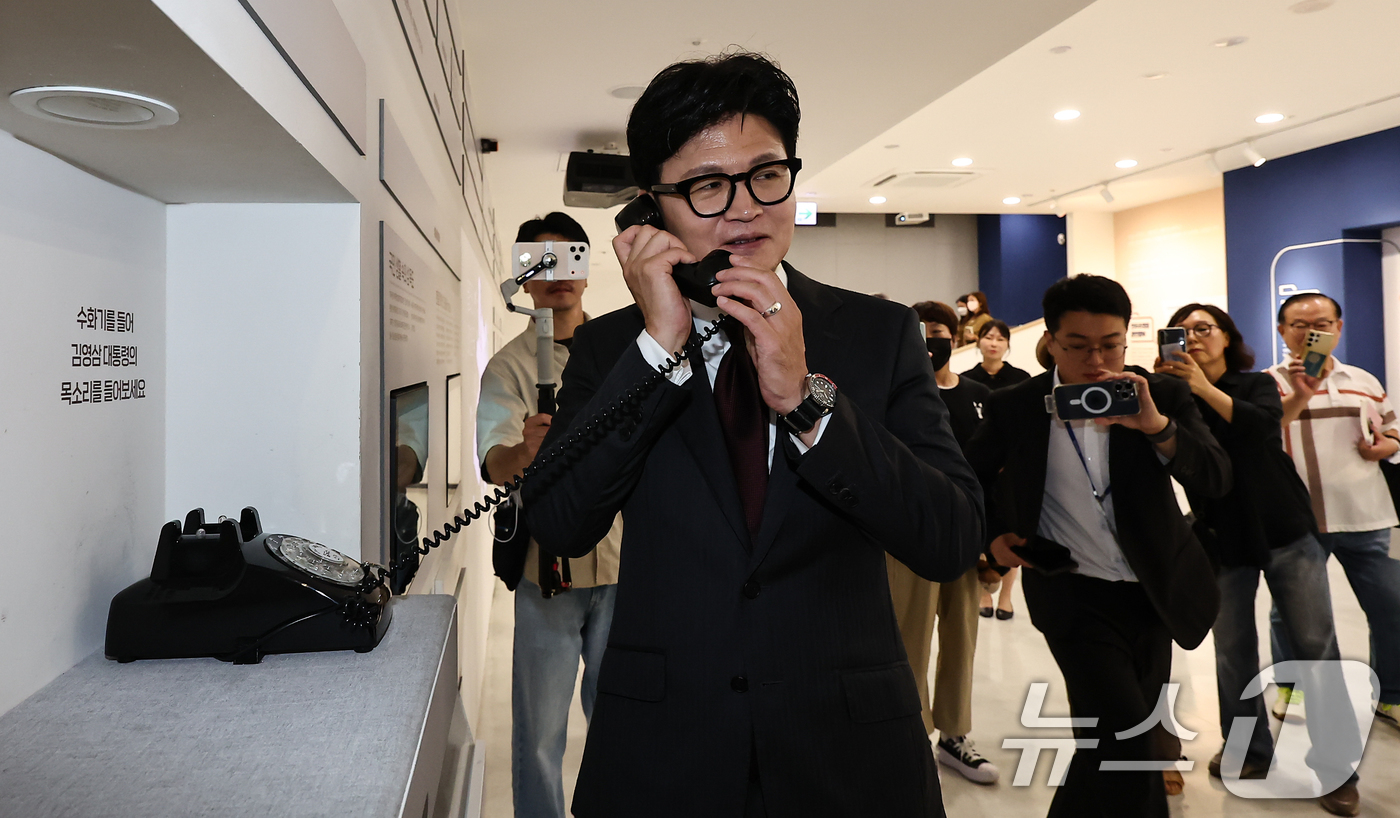 (서울=뉴스1) 김도우 기자 = 한동훈 의원이 22일 서울 동작구 김영삼대통령기념재단을 방문해 김영삼 전 대통령 관련 전시를 관람하고 있다. 2026.7.22/뉴스1