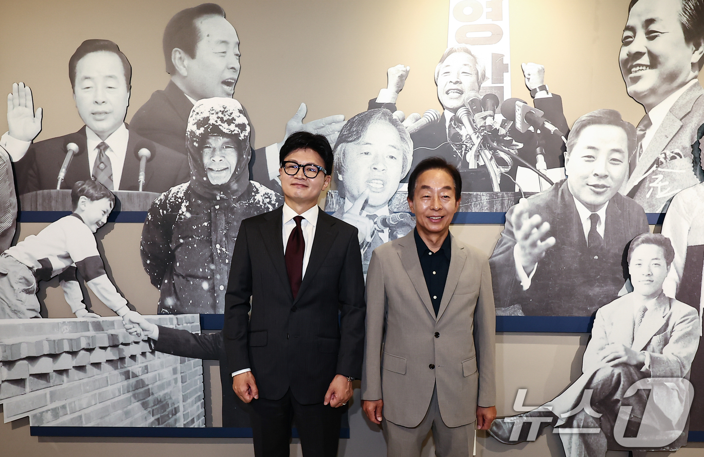 (서울=뉴스1) 김도우 기자 = 한동훈 의원이 22일 서울 동작구 김영삼대통령기념재단을 방문해 김현철 재단 이사장과 김영삼 전 대통령 관련 전시를 관람하며 기념촬영을 하고 있다. …