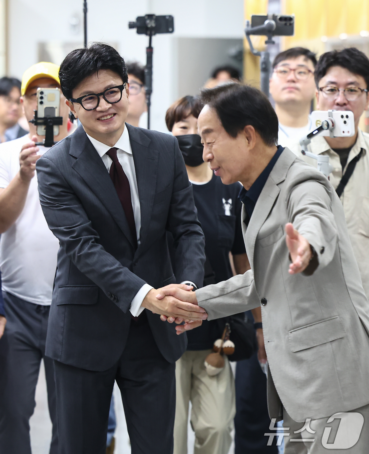 (서울=뉴스1) 김도우 기자 = 한동훈 의원이 22일 서울 동작구 김영삼대통령기념재단을 방문해 김현철 재단 이사장과 인사를 나누고 있다. 2026.7.22/뉴스1