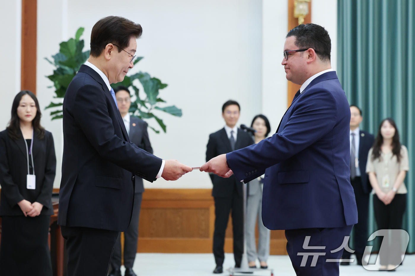 (서울=뉴스1) 이재명 기자 = 이재명 대통령이 22일 청와대에서 열린 주한대사 신임장 제정식에서 페데리코 게레로 아벤다뇨 주한엘살바도르대사로부터 신임장을 받고 있다. 2026.7 …