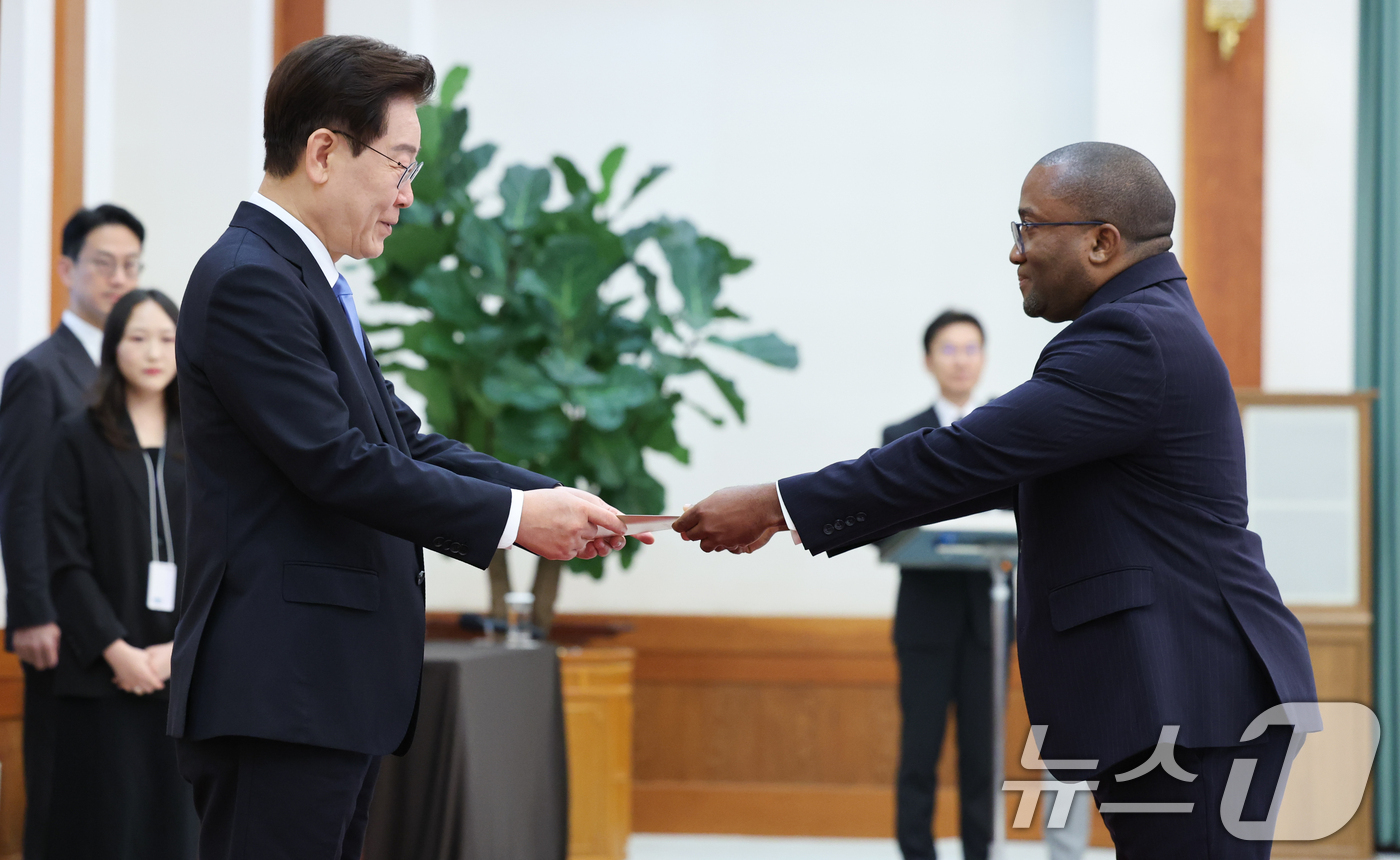 (서울=뉴스1) 이재명 기자 = 이재명 대통령이 22일 청와대에서 열린 주한대사 신임장 제정식에서 노엘 엠마누엘 카간다 주한탄자니아대사로부터 신임장을 받고 있다. 2026.7.22 …