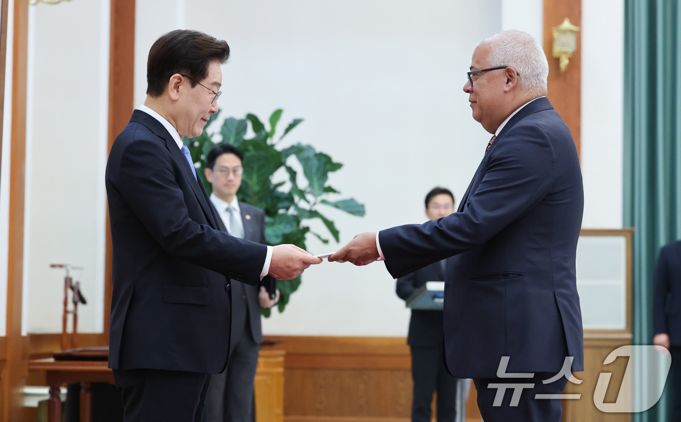 (서울=뉴스1) 이재명 기자 = 이재명 대통령이 22일 청와대에서 열린 주한대사 신임장 제정식에서 요바니 벨라스케스 킨테로 주한콜롬비아대사로부터 신임장을 받고 있다. 2026.7. …
