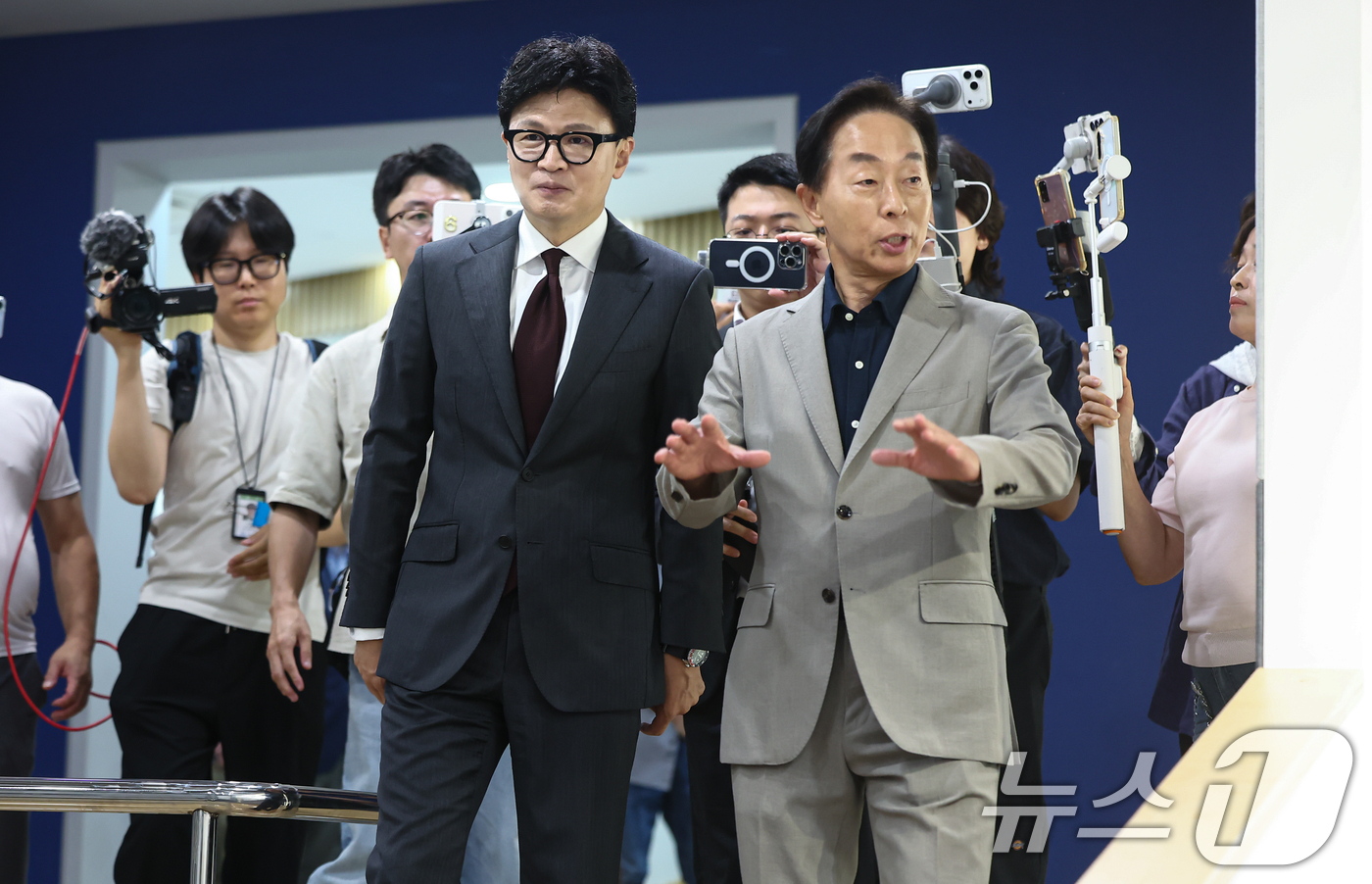 (서울=뉴스1) 김도우 기자 = 한동훈 의원이 22일 서울 동작구 김영삼대통령기념재단을 방문해 김현철 재단 이사장과 김영삼 전 대통령 관련 전시를 관람하고 있다. 2026.7.22 …