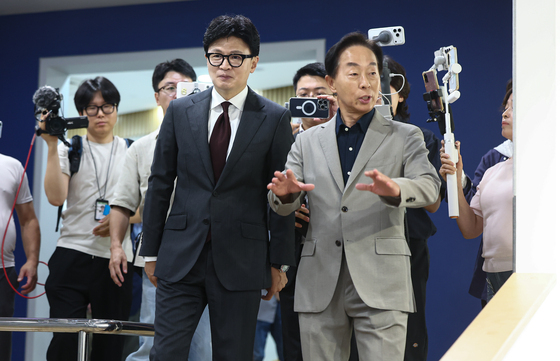 김영삼 전 대통령 전시 관람하는 한동훈 의원