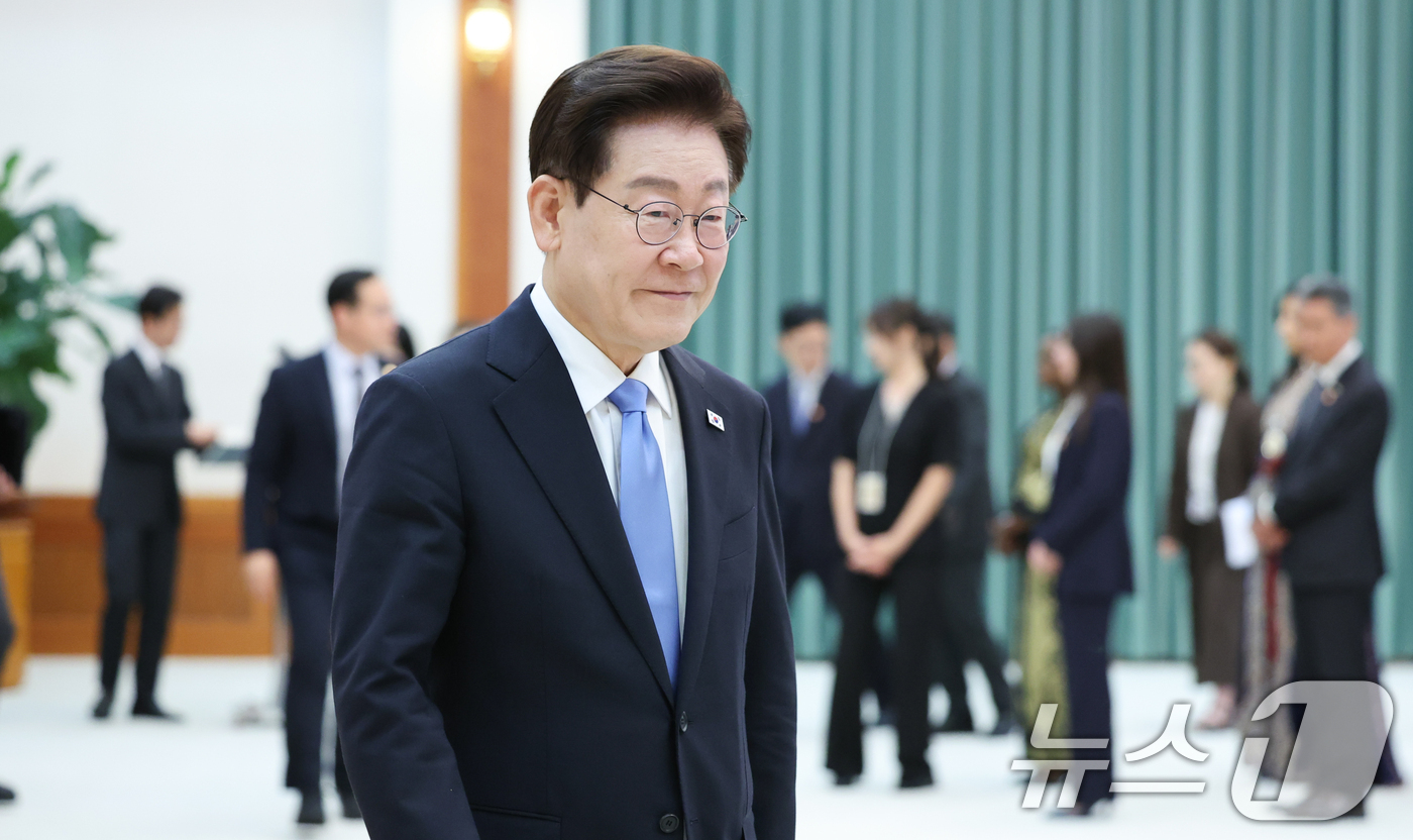 (서울=뉴스1) 이재명 기자 = 이재명 대통령이 22일 청와대에서 열린 주한대사 신임장 제정식을 마친 뒤 이동하고 있다. 2026.7.22/뉴스1