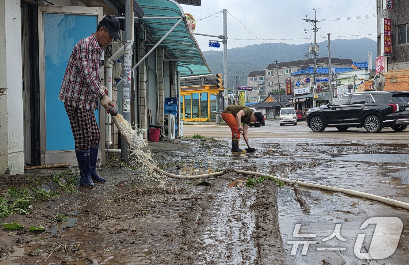 본문 이미지 - 22일 밤사이 많은 비가 내린 충남 아산 영인면 아산리. 2026.7.22 ⓒ 뉴스1 이시우 기자