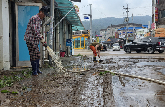 중부는 호우, 영호남은 폭염…전국 극과 극 '날씨주의보'(종합)