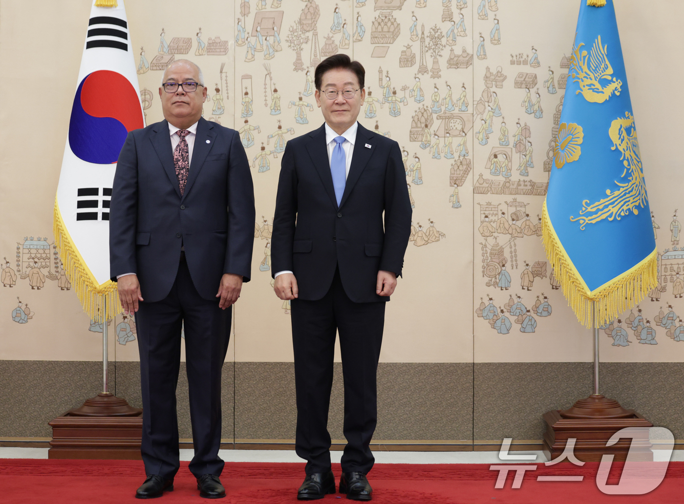 (서울=뉴스1) 이재명 기자 = 이재명 대통령이 22일 청와대에서 열린 주한대사 신임장 제정식에서 요바니 벨라스케스 킨테로 주한콜롬비아대사로부터 신임장을 받은 후 기념촬영을 하고 …