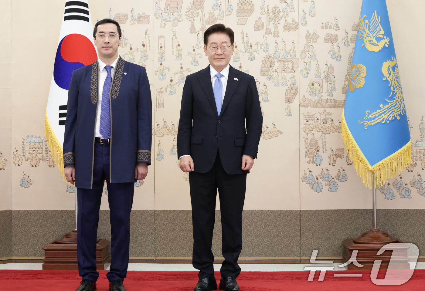 (서울=뉴스1) 이재명 기자 = 이재명 대통령이 22일 청와대에서 열린 주한대사 신임장 제정식에서 아세트 이센알리 주한카자흐스탄대사로부터 신임장을 받은 후 기념촬영을 하고 있다. …