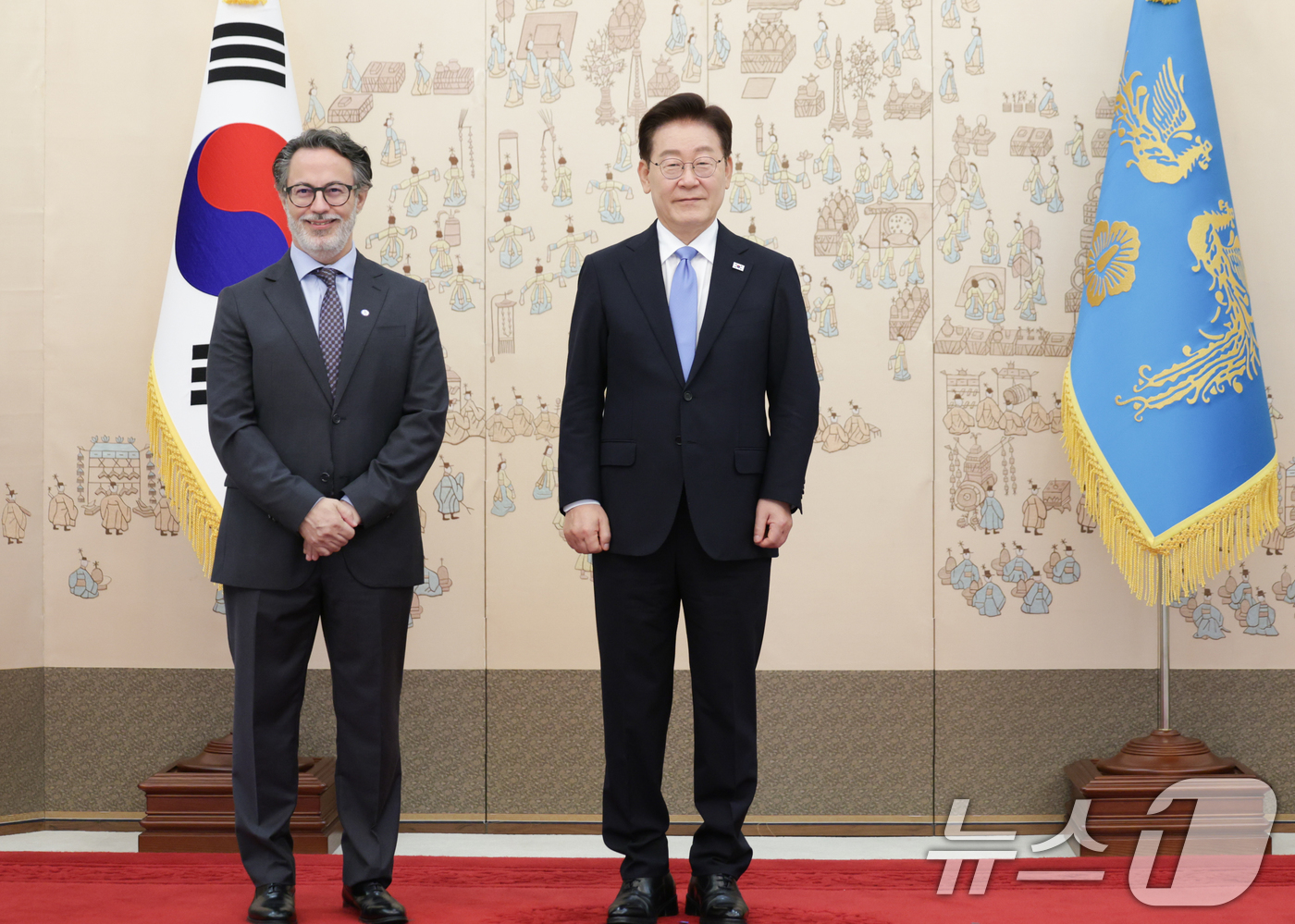 (서울=뉴스1) 이재명 기자 = 이재명 대통령이 22일 청와대에서 열린 주한대사 신임장 제정식에서 페르난도 메이렐리스 피멘테우 주한브라질대사로부터 신임장을 받은 후 기념촬영을 하고 …