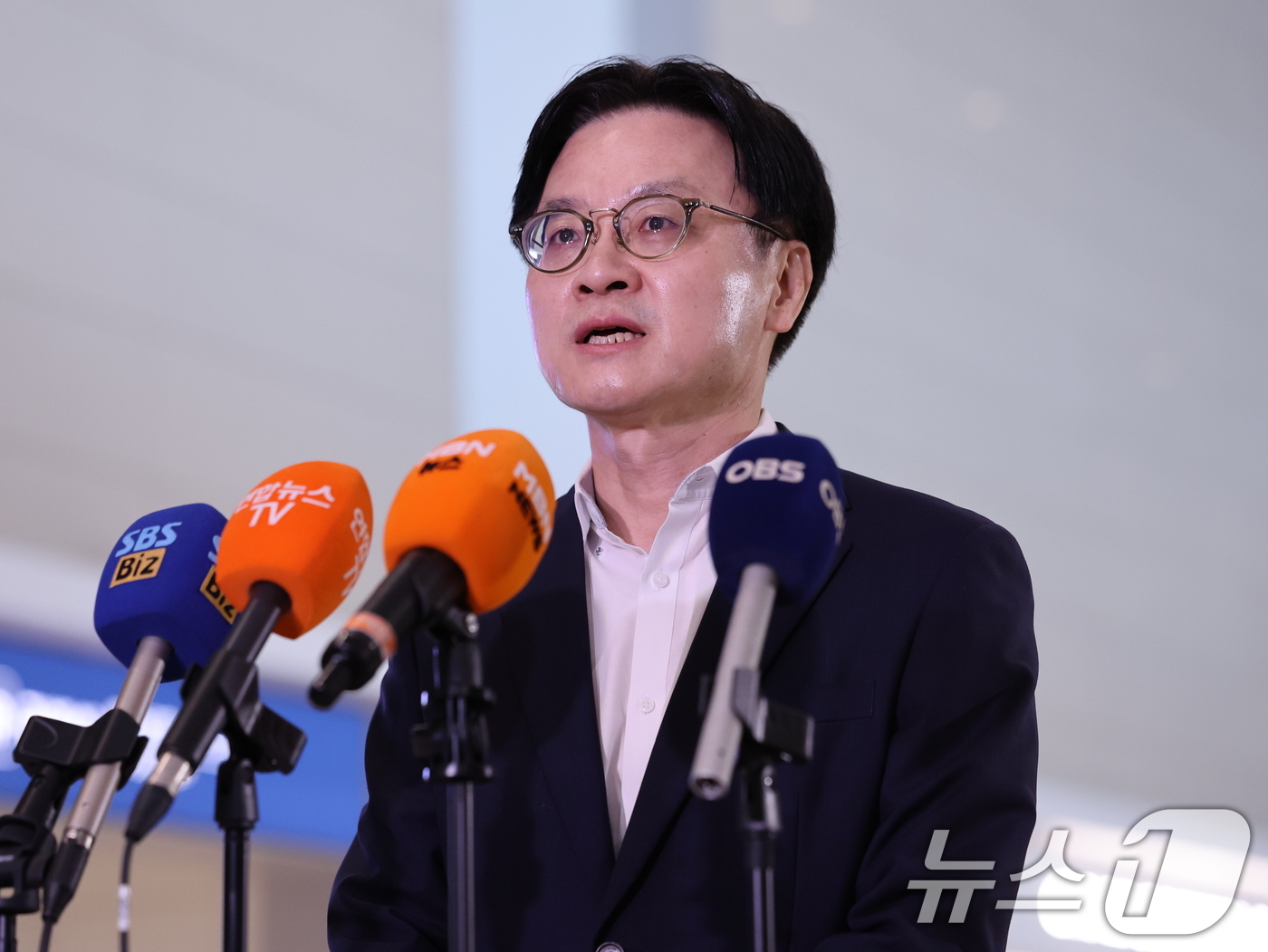(인천공항=뉴스1) 박지혜 기자 = 김정관 산업통상부 장관이 22일 인천국제공항 제2여객터미널을 통해 미국 워싱턴으로 출국하며 취재진 질문에 답하고 있다.김 장관은 23일(현지시간 …